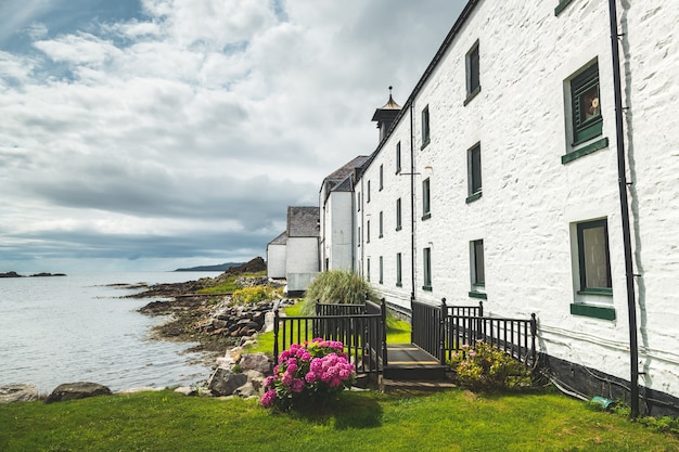 Costruzioni della distilleria di Laphroaig sulla riva scozzese.