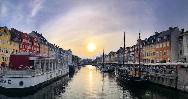 Costruzioni di colore di tramonto di Copenhagen Danimarca