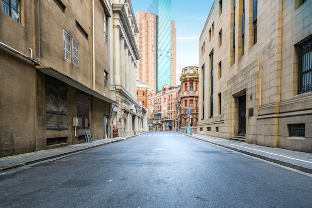 Costruzioni e strada principale nel Bund di Shanghai, Cina