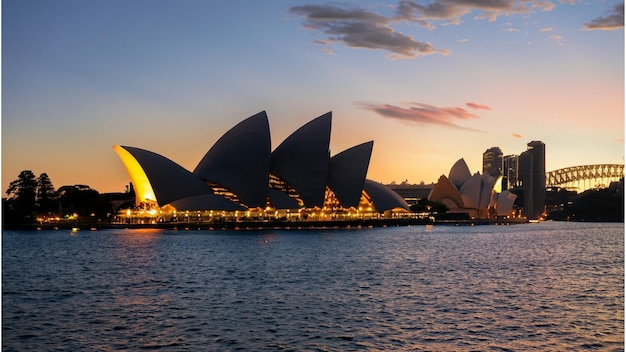 Costruzioni iconiche dei mondi Teatro dell'opera di Sydney con il tramonto