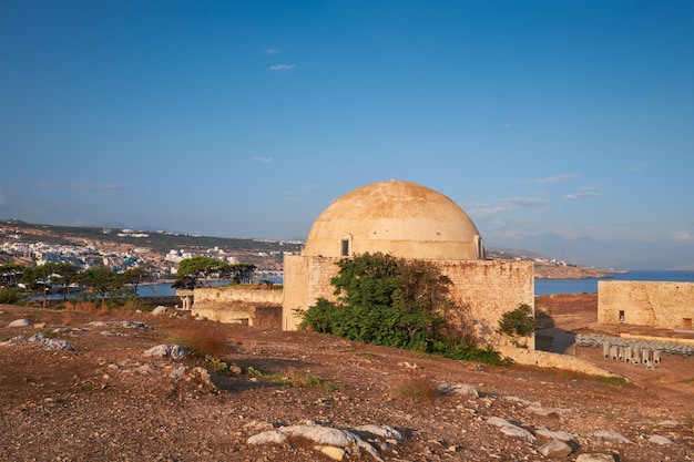 Costruzioni medievali della fortezza presto nella città di Rethymno, Creta