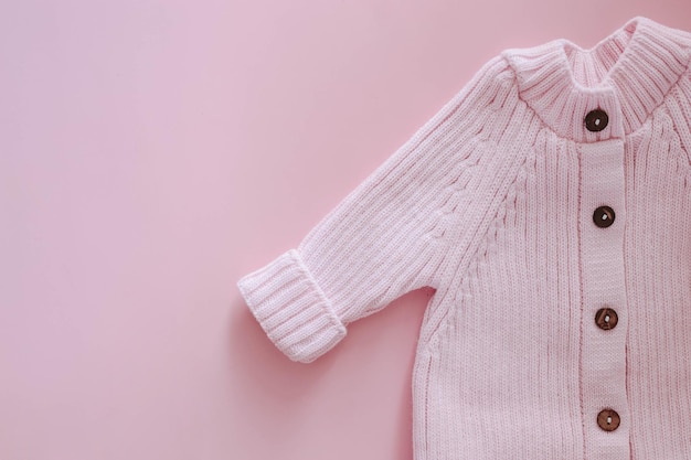 Costume a maglia per neonato su sfondo rosa Abbigliamento esterno per bambini piccoli per passeggiate in autunno o primavera