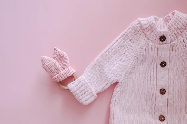 Costume a maglia per neonato su sfondo rosa Abbigliamento esterno per bambini piccoli per passeggiate in autunno o primavera