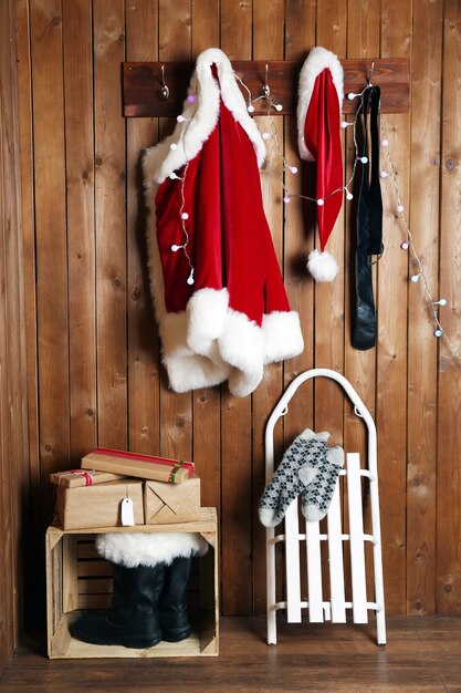 Costume da Babbo Natale appeso alla superficie della parete in legno