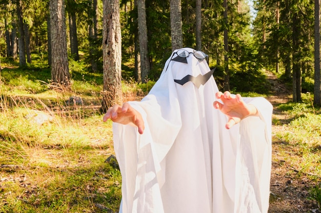 Costume da fantasma divertente e spaventoso per Halloween nella foresta