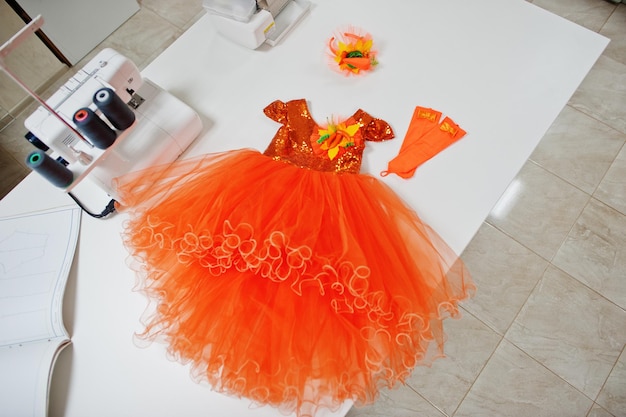 Costume da ragazza fatto a mano da carnevale per bambini presso l'ufficio della sarta sul posto di lavoro