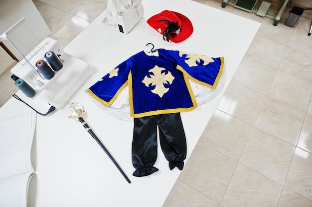 Costume da ragazzo fatto a mano di carnevale per bambini presso l'ufficio della sarta sul posto di lavoro