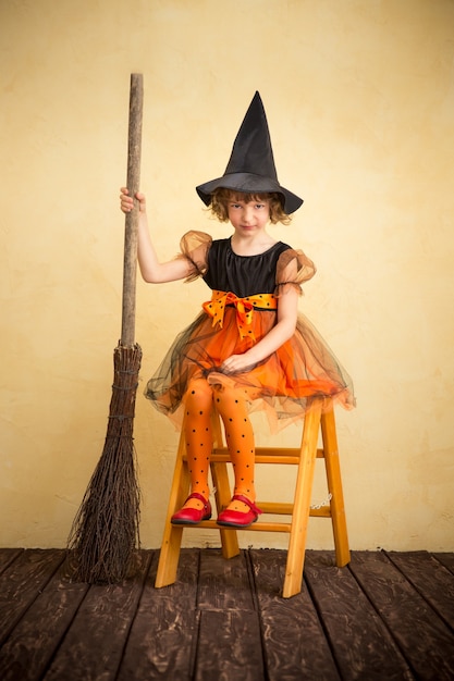 Costume da strega vestito da bambino divertente. Concetto di vacanze di Halloween