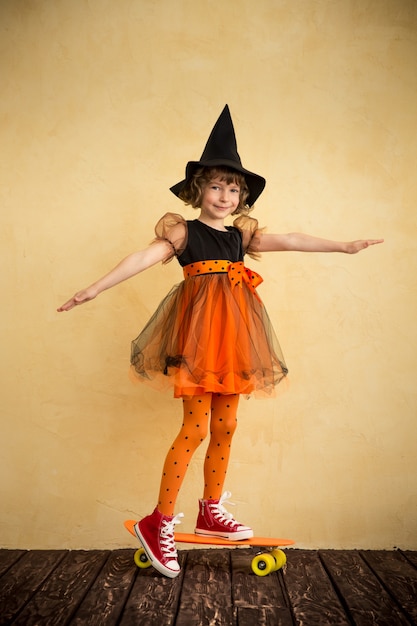 Costume da strega vestito da bambino divertente. Concetto di vacanze di Halloween