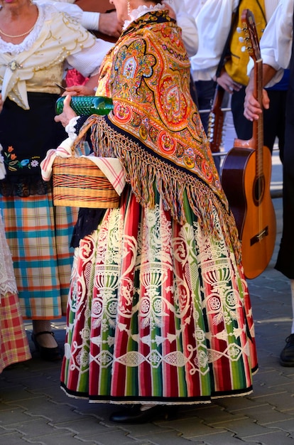 Costume popolare nazionale spagnolo Donna con cesto di vimini