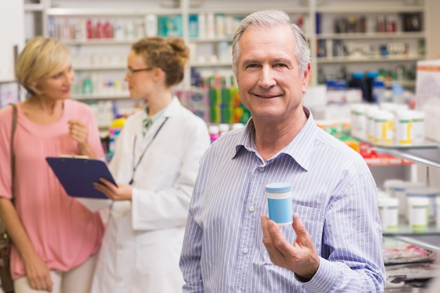 Costumer che mostra il barattolo della medicina