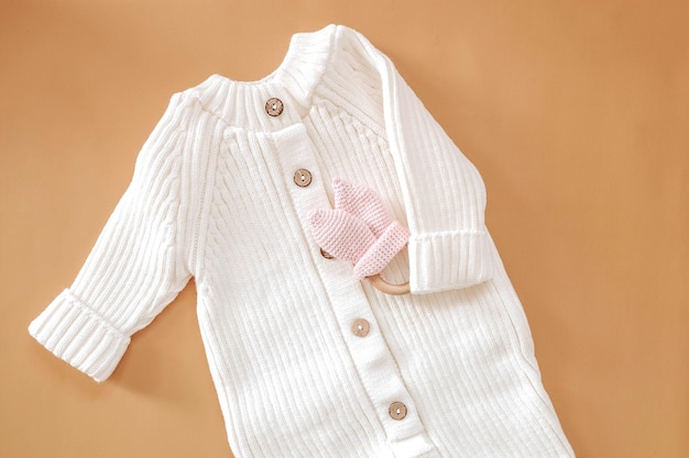 Costumi per neonati su sfondo beige Abbigliamento primaverile per bambini