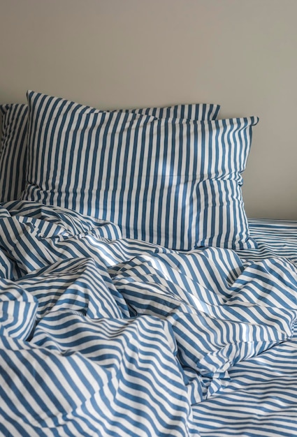 Cosy morning Letto smontato con biancheria a righe in stile minimalista