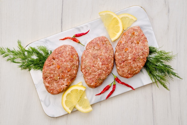 Cotoletta cruda con carne di manzo macinata e cavolo pronto per la cottura