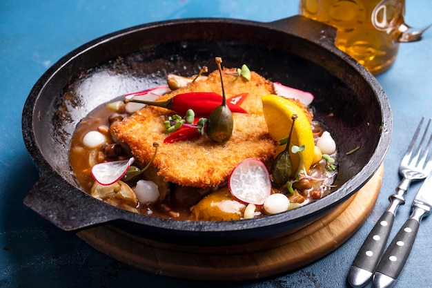 Cotoletta di carne saporita in padella