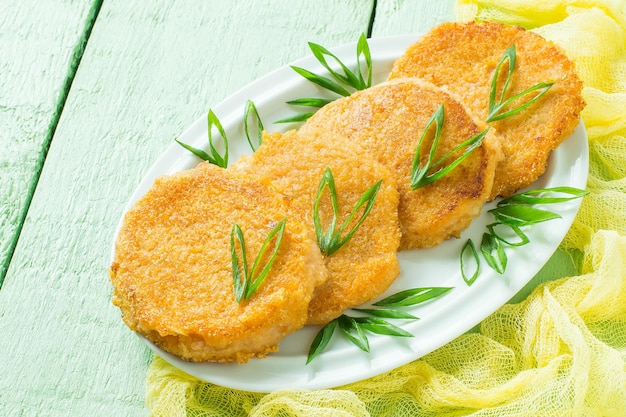 Cotoletta di cipolla saporita e cipolle verdi