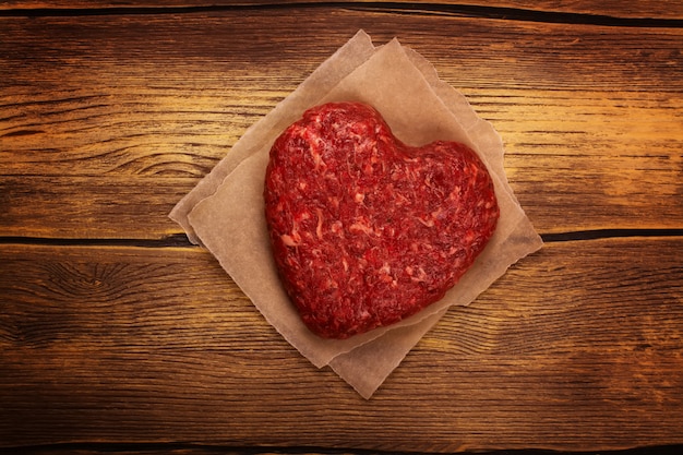 Cotoletta di hamburger cruda a forma di cuore