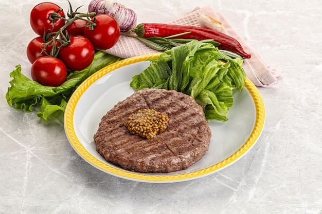 Cotoletta di hamburger di manzo alla griglia con iceberg