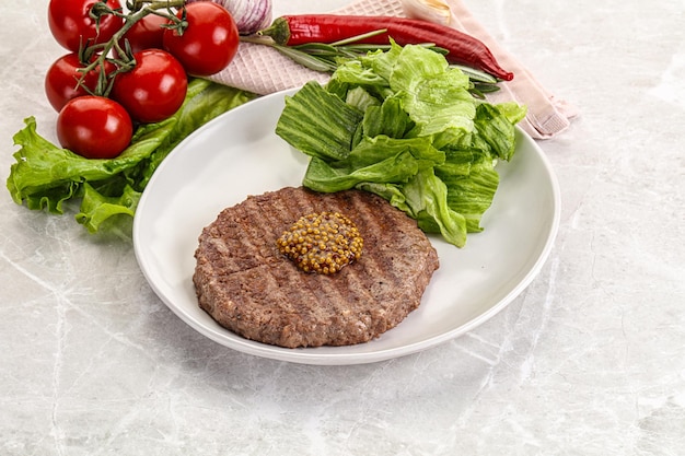 Cotoletta di hamburger di manzo alla griglia con iceberg