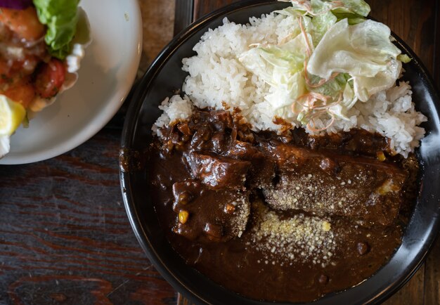 Cotoletta di maiale brasata con riso al curry