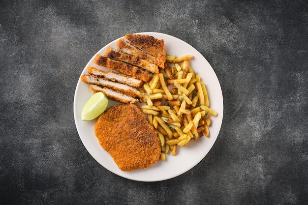 Cotoletta di maiale con patatine fritte vista dall'alto