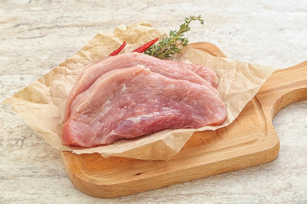 Cotoletta di maiale cruda tagliata per arrosto