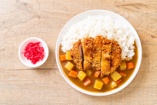 Cotoletta di maiale fritta croccante con curry e riso