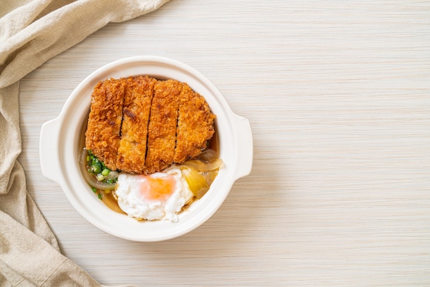 Cotoletta di maiale fritta giapponese (katsudon) con zuppa di cipolle e uova - stile alimentare asiatico