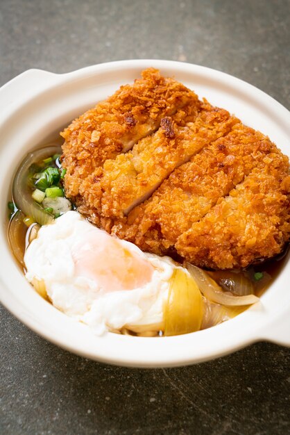 Cotoletta di maiale fritta giapponese (katsudon) con zuppa di cipolle e uovo