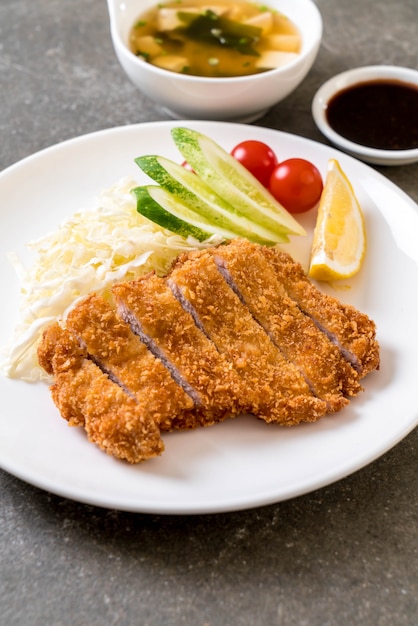 Cotoletta di maiale fritta nel grasso bollente giapponese (set di tonkatsu)