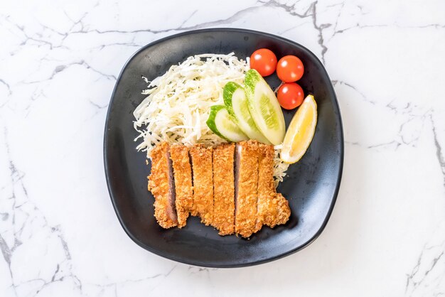 Cotoletta di maiale fritta nel grasso bollente giapponese (set di tonkatsu)