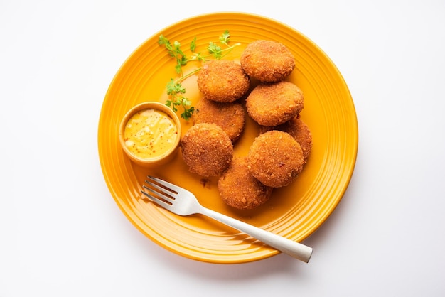 Cotoletta di pesce in stile bengalese Macher Chop o pakora uno spuntino popolare del festival del Bengala occidentale