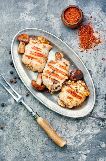 Cotoletta di pollo ai funghi.