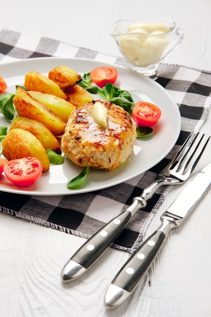 Cotoletta di pollo fritto con fettine di patate