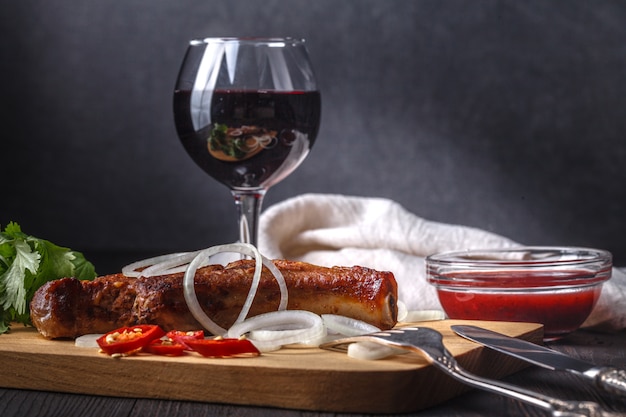 Cotoletta fritta sull'osso sul tagliere