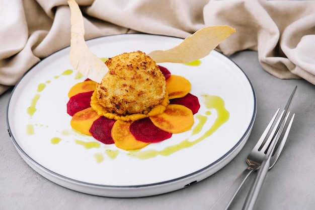 Cotoletta impanata con patate dolci e barbabietole