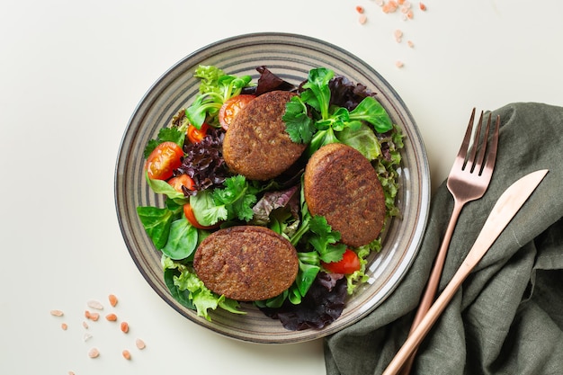 Cotoletta sana a base vegetale vegana con concetto di pranzo a base di insalata