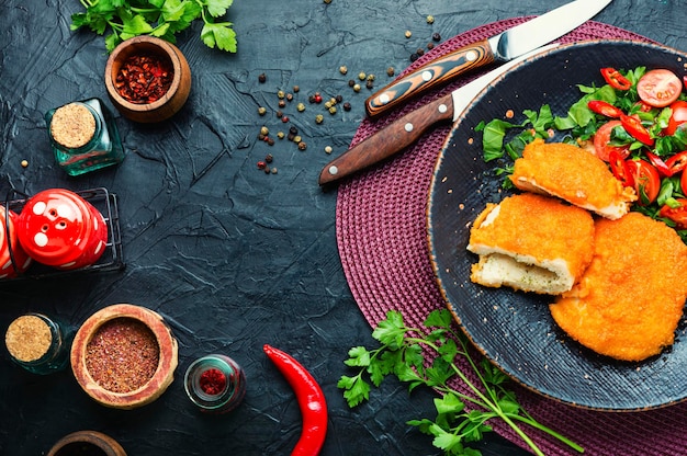 Cotoletta tradizionale di Kiev sul piatto, cibo fatto in casa