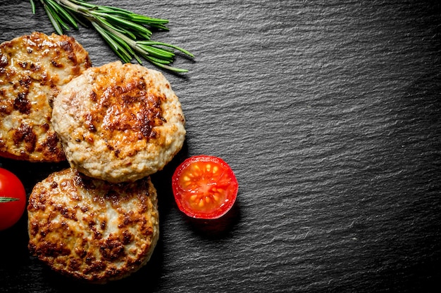 Cotolette con rosmarino e pomodorini