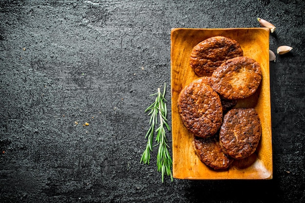 Cotolette con rosmarino e spicchi d'aglio