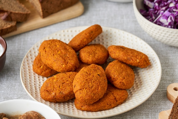 Cotolette di carota al forno su un piatto bianco