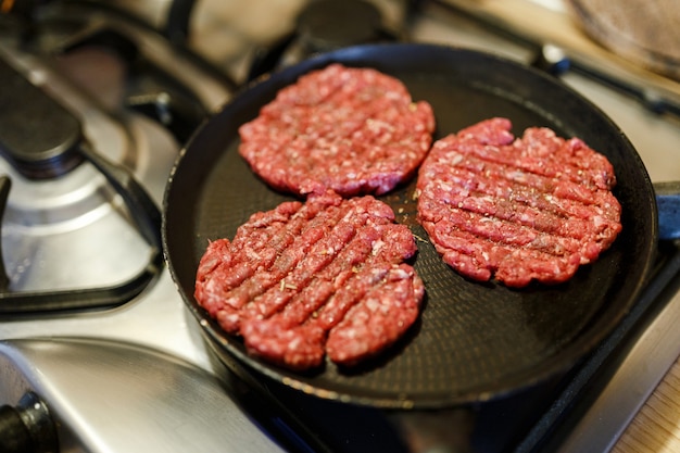 Cotolette Di Hamburger Di Bistecca Cruda. Hamburger di bistecca di manzo freschi fatti in casa