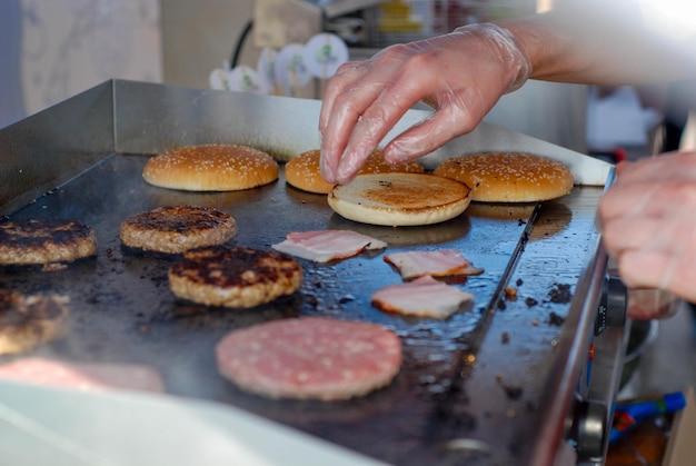 Cotolette di hamburger e focacce alla griglia