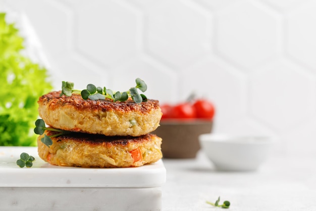 Cotolette di hamburger vegani con microgreen di verdure di quinoa su tavola di marmo Spazio di copia sano