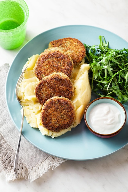 Cotolette di lenticchie vegane senza carne con patate e insalata mangiare sano