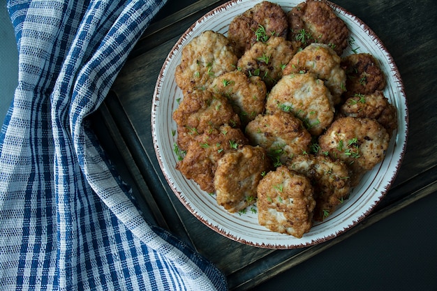 Cotolette di maiale su un piatto.