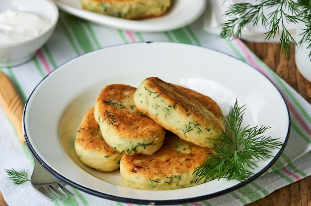 Cotolette di patate fritte con aneto in una ciotola bianca