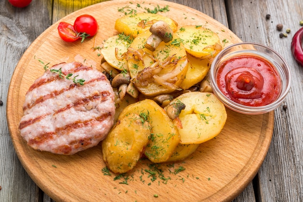 Cotolette di pollo alla griglia, patate dolci arrosto e cavoletti di Bruxelles