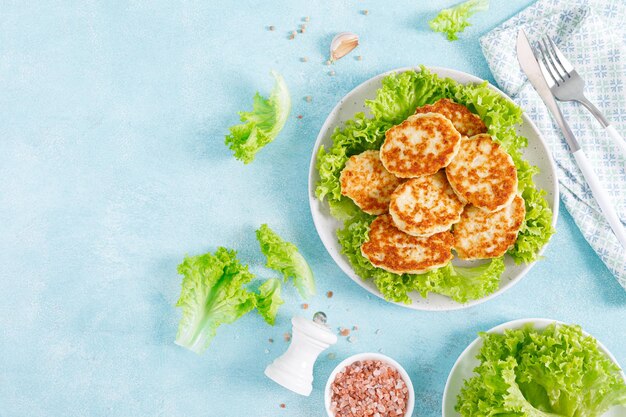 Cotolette di pollo con insalata di lattuga fresca sul piatto