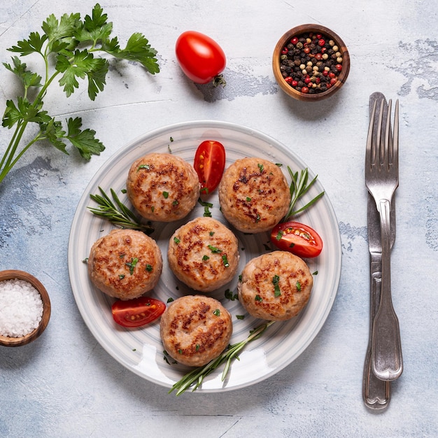 Cotolette di pollo fresche con pomodori e rosmarino